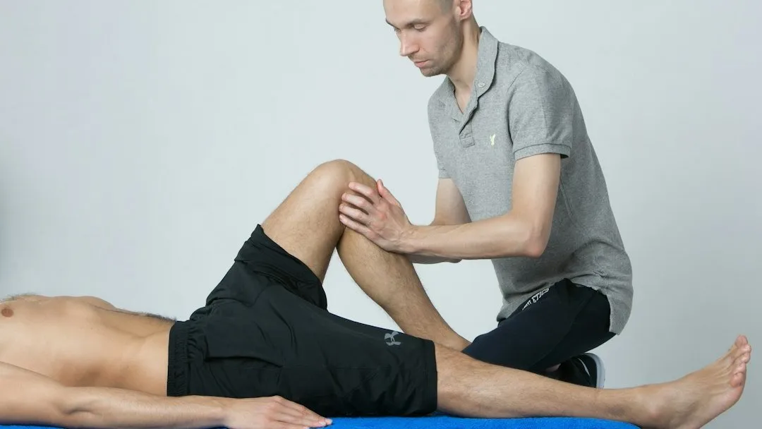 Patient réalisant des exercices de rééducation du genou pour éviter une prothèse